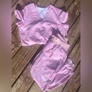 Figs Light Pink Marble Scrub Set